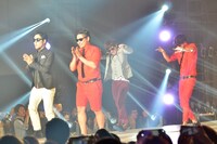 オリエンタルラジオと8.6秒バズーカーによる共演のワンシーン。