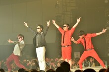 「日本女子博覧会」にて「ラッスンゴレライ」ネタで共演する（左から）オリエンタルラジオと8.6秒バズーカー。