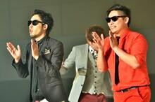 （手前左から）オリエンタルラジオ中田、8.6秒バズーカーはまやねん。