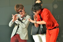 （手前左から）オリエンタルラジオ藤森、8.6秒バズーカー・田中シングル。