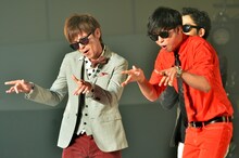 （手前左から）オリエンタルラジオ藤森、8.6秒バズーカー・田中シングル。