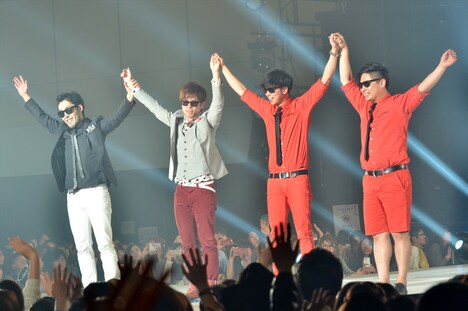 （左から）オリエンタルラジオと8.6秒バズーカー。