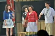 筧美和子（左端）も出演した「吉本新喜劇 in 日本女子博覧会」のワンシーン。