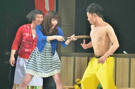 「吉本新喜劇 in 日本女子博覧会」のワンシーン。