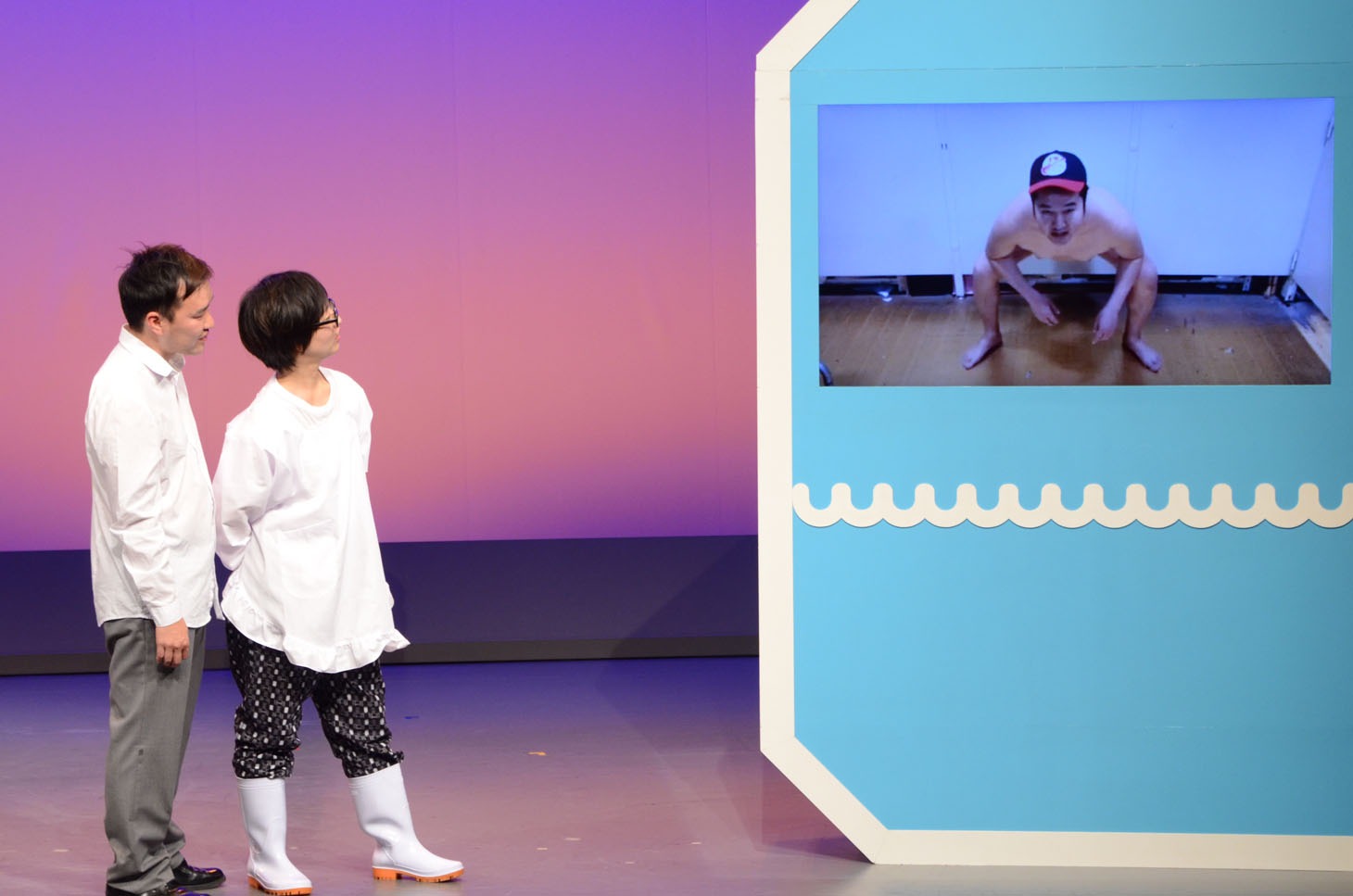 幕張セブンスターズの新メンバーを発表するとにかく明るい安村のVTRを眺める怪獣。