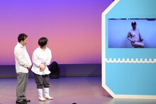 幕張セブンスターズの新メンバーを発表するとにかく明るい安村のVTRを眺める怪獣。