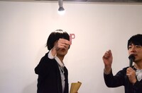 「P」を型どった手作りのしおりを見せる本坊（左）。