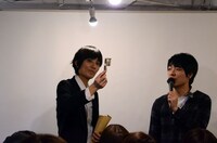 手作りのしおりを見せる本坊と川島（左から）。