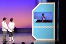 とにかく明るい安村のVTRを眺める怪獣。