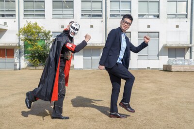 「あなたの物語―人生でするべきたった一つのこと」著者の（左から）鉄拳と水野敬也。