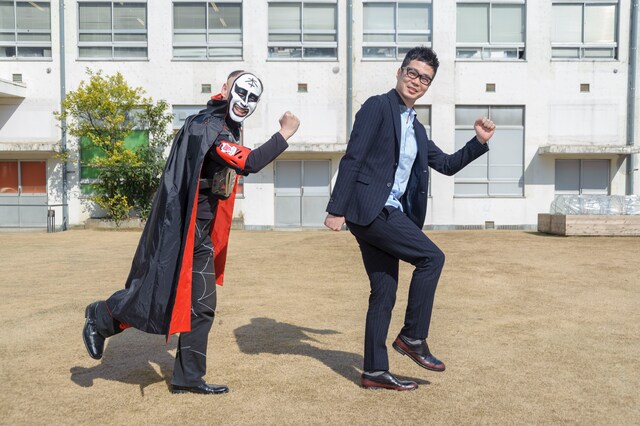 「あなたの物語―人生でするべきたった一つのこと」著者の（左から）鉄拳と水野敬也。