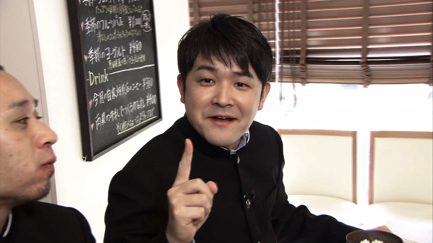 アンテナショップ「とっとり・おかやま新橋館」を紹介するノブ。