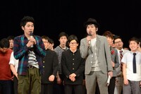 「NSC大ライブ2015」東京公演決勝のMCを務めたしずる。