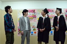 しずる（左から2人）にアドバイスをもらうブッダマリア。