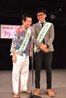 さいたま名物「盆栽」をテーマに漫才を披露するえんにち。