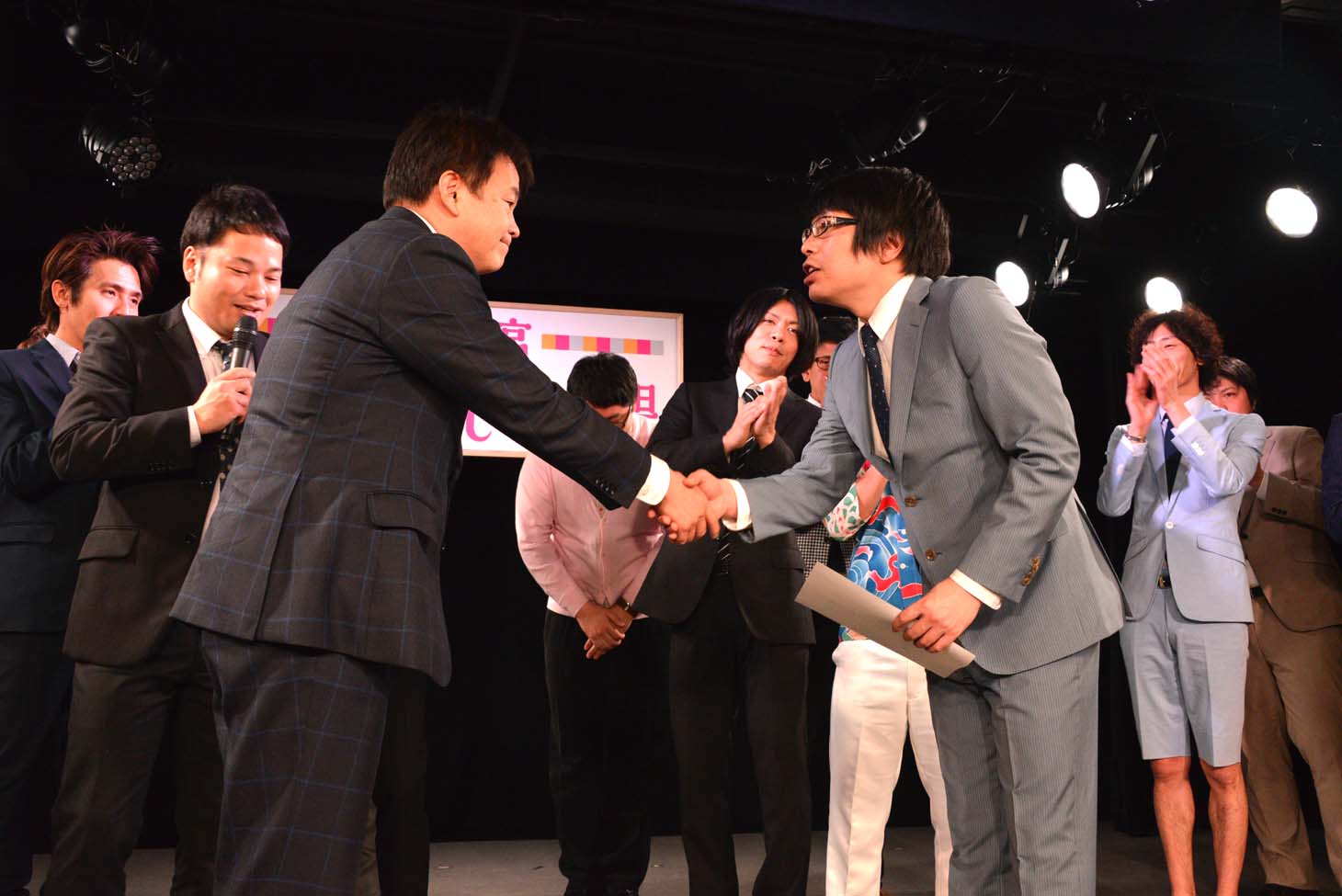 さいたま市長から委嘱状を受け取る犬の心・押見（右）。