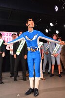 突如ステージに現れたヨイショマン。