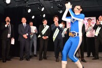 見事なヨイショに拍手を受けるヨイショマン。