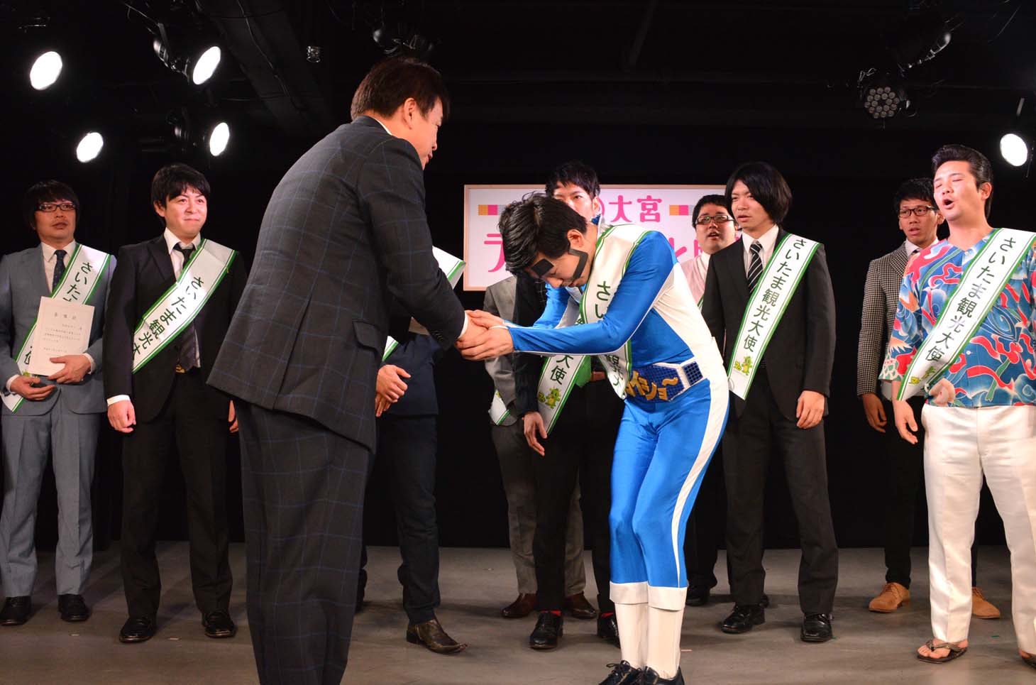 さいたま市長から観光大使のタスキを授与されたヨイショマン。