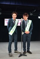 大宮駅のシンボル「まめの木」をテーマに漫才を披露するサカイスト。