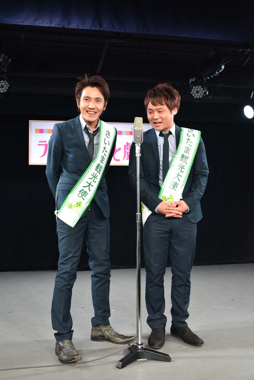 大宮駅のシンボル「まめの木」をテーマに漫才を披露するサカイスト。