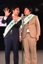 さいたま名物「ひな人形」をテーマに漫才を披露するタモンズ。