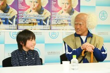 「茂造の美しき謎」会見に登場した玉山詩、辻本茂雄（左から）。(c)吉本興業