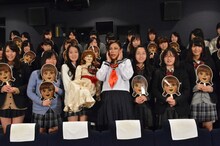 ホラー映画「アナベル 死霊館の人形」の試写会イベントに登場した椿鬼奴（前列中央）と、女子高生たち。