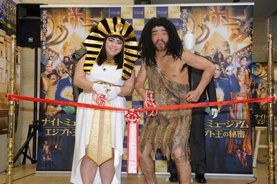 「ナオミミュージアム」お披露目イベントに登場した（左から）渡辺直美と、映画「ナイトミュージアム」に登場する“ネアンデルタール人”。