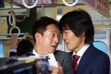 サバンナ高橋（左）に顔を近づける千原ジュニア。