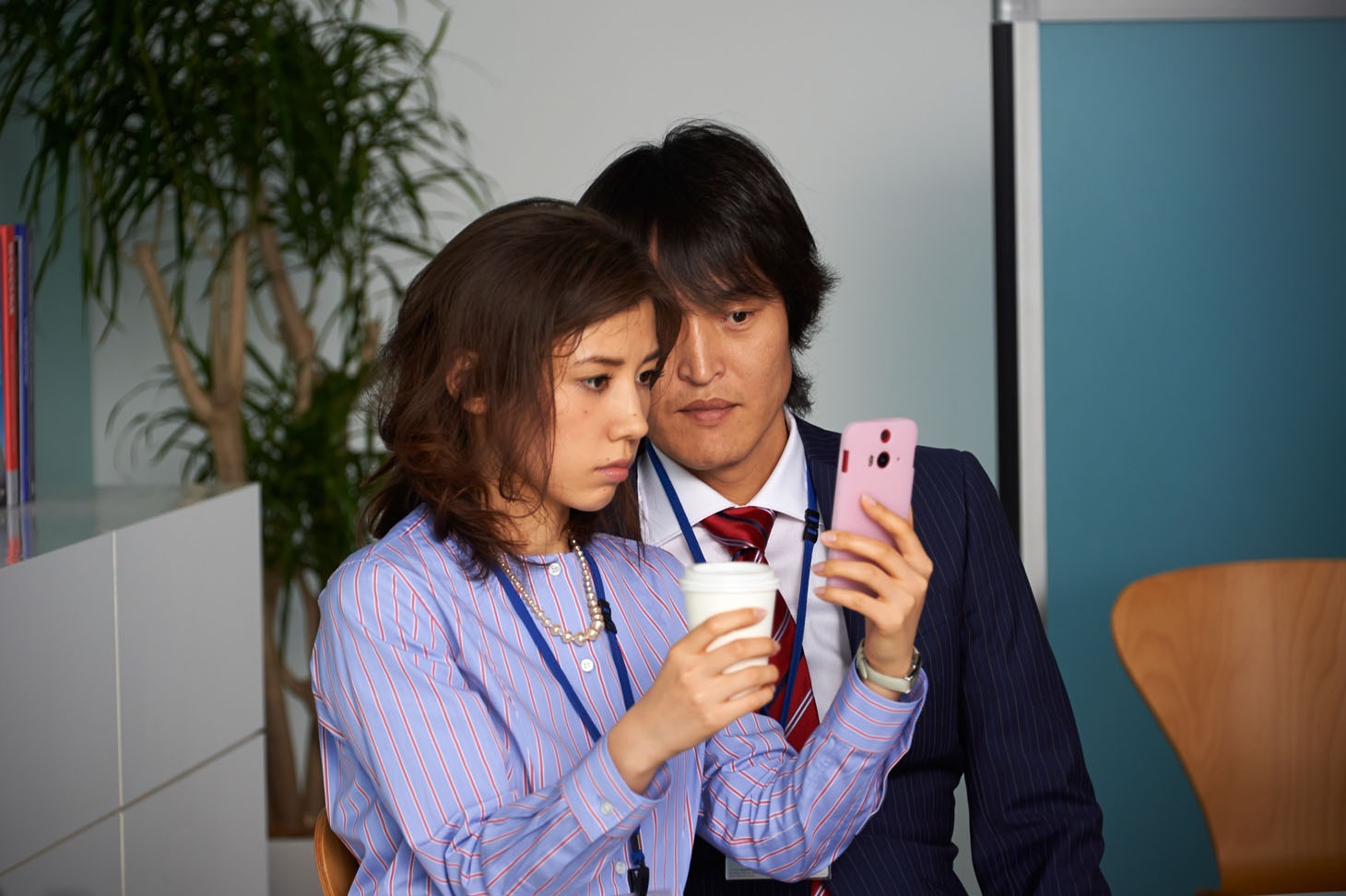 仲里依紗に顔を近づける千原ジュニア。