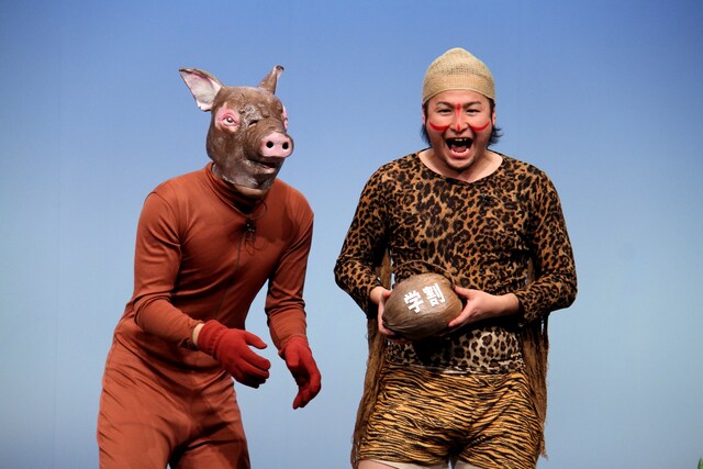 「ダンソンのソフトバンク学割ネタ」を披露するバンビーノ。