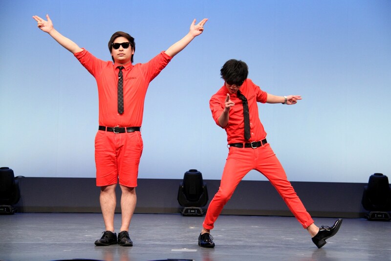 「ラッスンゴレライのソフトバンク学割ネタ」を披露する8.6秒バズーカー。