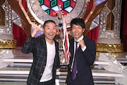 「第45回 NHK上方漫才コンテスト」で優勝したアキナ。左が山名、右が秋山。(c)NHK