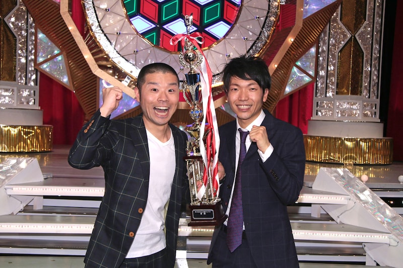 「第45回 NHK上方漫才コンテスト」で優勝したアキナ。左が山名、右が秋山。(c)NHK