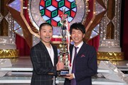 「第45回 NHK上方漫才コンテスト」で優勝したアキナ。(c)NHK