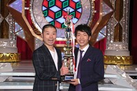 「第45回 NHK上方漫才コンテスト」で優勝したアキナ。(c)NHK
