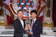「第45回 NHK上方漫才コンテスト」で優勝したアキナ。(c)NHK
