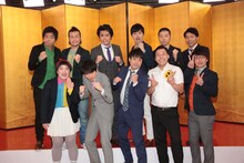 「第45回 NHK上方漫才コンテスト」本戦に出場した6組。優勝したアキナは後列の右から2人。(c)NHK