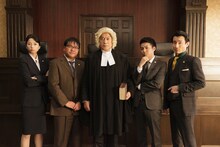 「判事マツケン～一刀両断!? 天才たちの“破天荒人生”～」の出演者。左から松尾れい子、カンニング竹山、松平健、ピース綾部、なだぎ武。(c)NHK