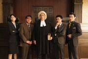 「判事マツケン~一刀両断!? 天才たちの“破天荒人生”~」の出演者。左から松尾れい子、カンニング竹山、松平健、ピース綾部、なだぎ武。(c)NHK