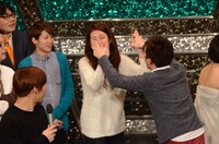 ハイタッチする横澤夏子と西村ヒロチョ。