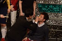 西村ヒロチョを診察するフレミング宮本（左）。