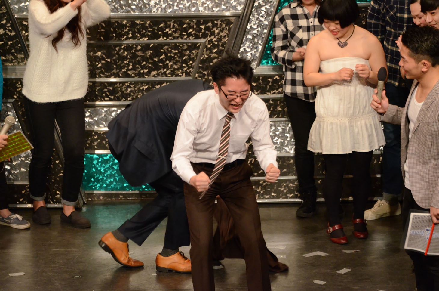 ジャケットを投げ捨て喜ぶ田畑藤本・藤本。