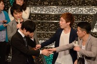 「Member」残留をジャングルポケット太田（右端）とともに喜ぶフレミング。