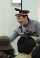 子供に名刺をプレゼントする礼二。