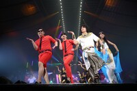 TGC「Daiwa House ステージ」に登場した8.6秒バズーカー（左から2人）。(c)TOKYO GIRLS COLLECTION 2015 SPRING / SUMMER