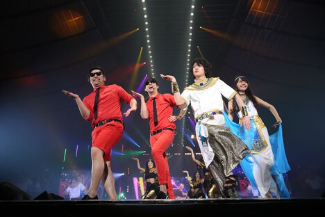 TGC「Daiwa House ステージ」に登場した8.6秒バズーカー（左から2人）。(c)TOKYO GIRLS COLLECTION 2015 SPRING / SUMMER