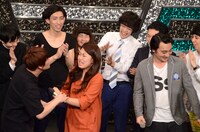 ジャングルポケットおたけに祝福のキスを迫られ嫌がる横澤夏子。