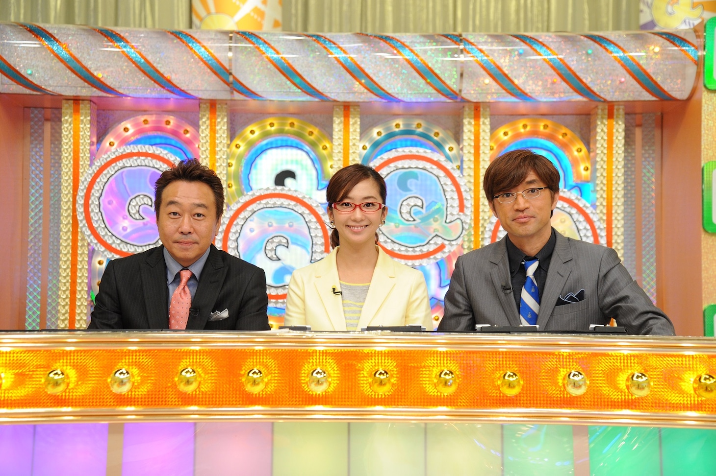 「Qさま!!」MCのさまぁ～ずと、優香（中央）。(c)テレビ朝日